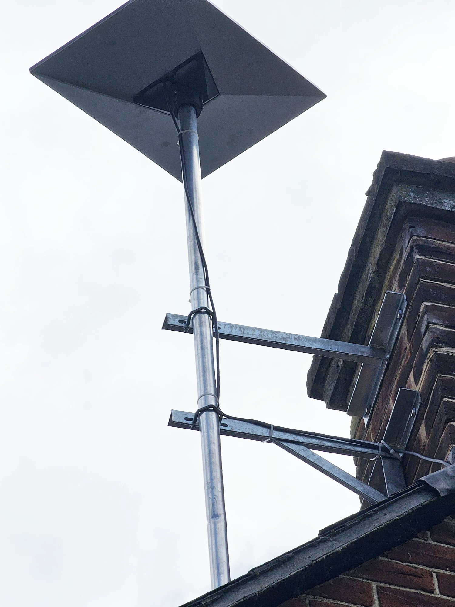 Starlink reciever installed on a pole.